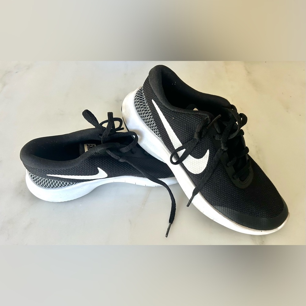 Nike Flex Experience RN 7 Size 8